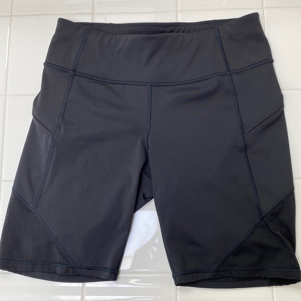 8 inch Athleta bike shorts with side zip pockets size medium